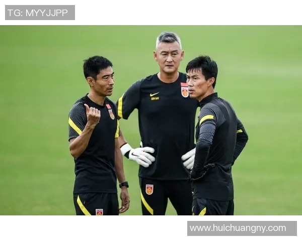 国足主帅亲自下基层选拔新秀 现场引发众多球迷围观热议 国足主帅亲自下基层选拔新秀 现场引发众多球迷围观热议